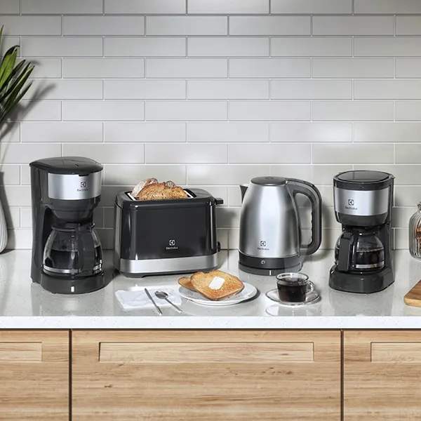 Cafeteira Elétrica Electrolux 30 Xícaras Efficient Função Manter Aquecido Cor Inox Preta (ECM20)