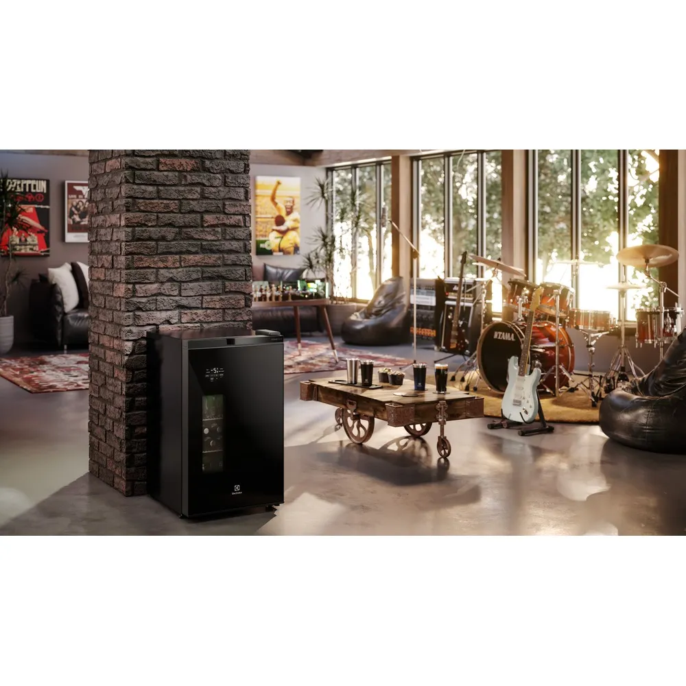 Cervejeira Home Bar Electrolux Frost Free 100L Porta de Vidro Preta (EB100)